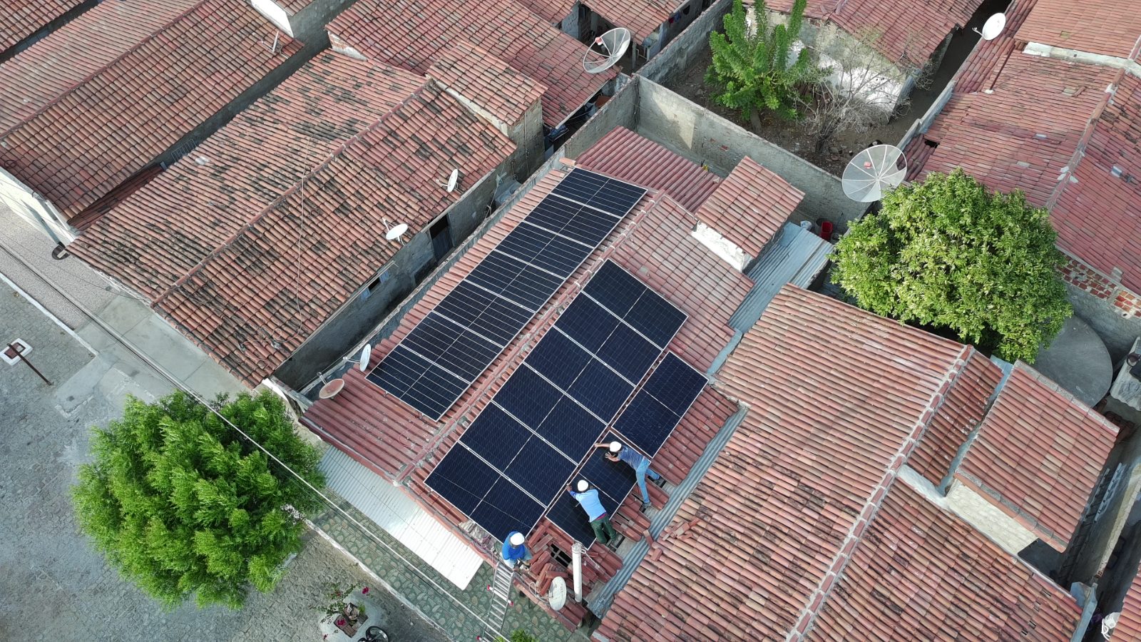 Equipe da Acari Solar instalando painéis